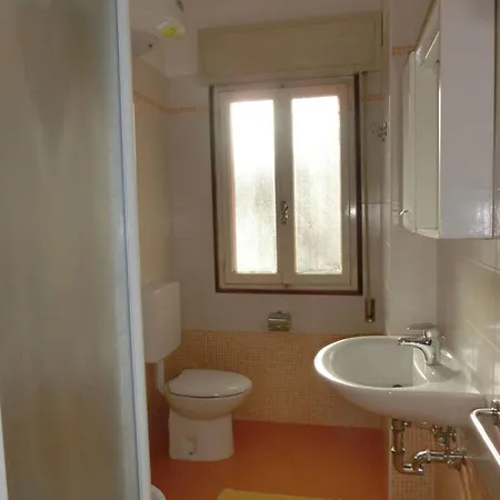 Comfy One-bedroom With Balcony And Lift Appartamento
