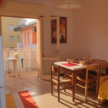 Daire Comfy One-bedroom With Balcony And Lift