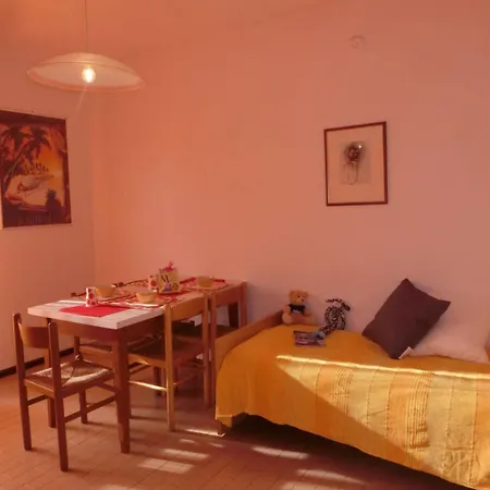 Comfy One-bedroom With Balcony And Lift 公寓 比比翁