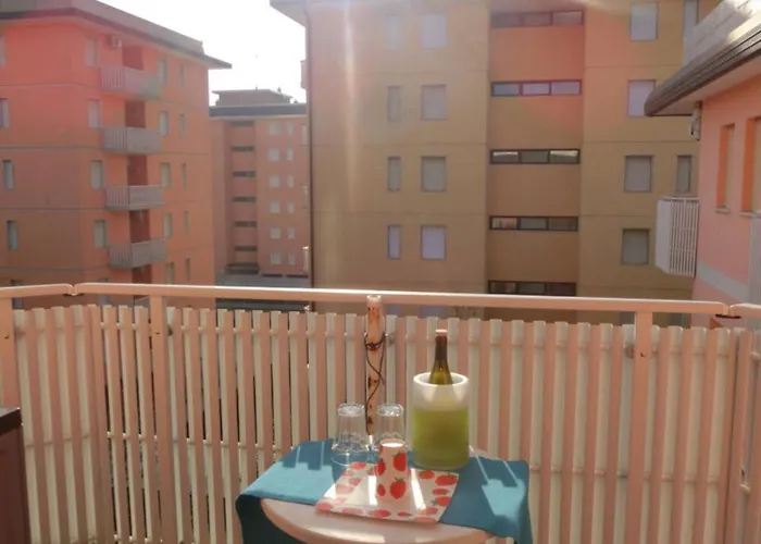 Comfy One-bedroom With Balcony And Lift 比比翁