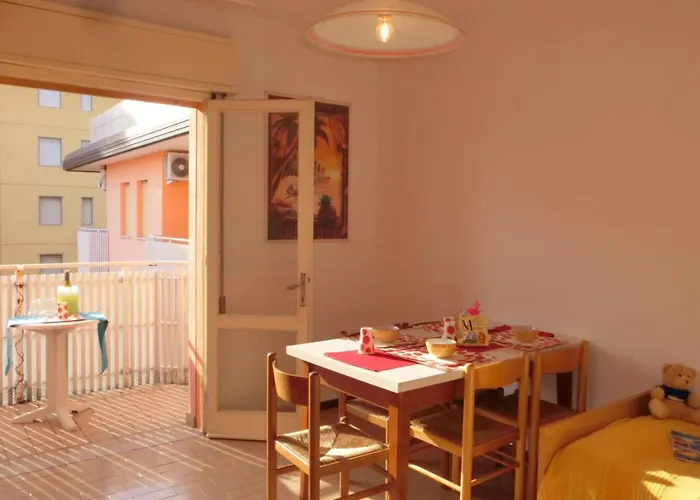 公寓 Comfy One-bedroom With Balcony And Lift 比比翁