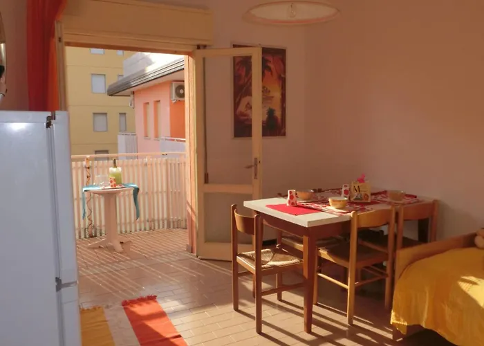 公寓 Comfy One-bedroom With Balcony And Lift