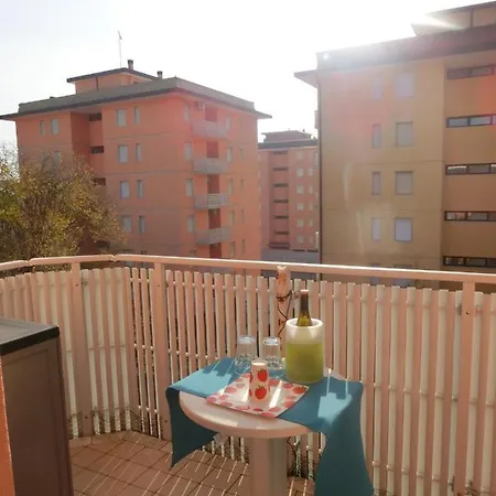 Comfy One-bedroom With Balcony And Lift ビビオーネ