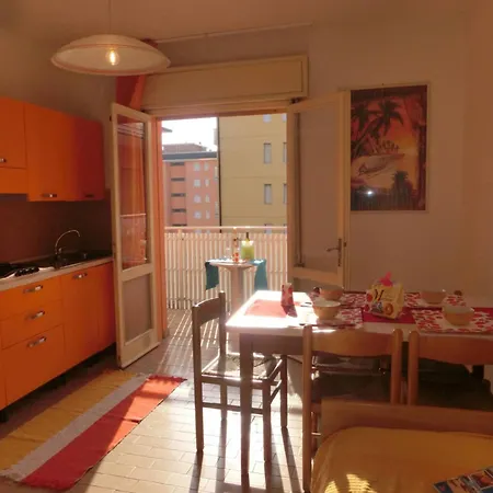 아파트 Comfy One-bedroom With Balcony And Lift *