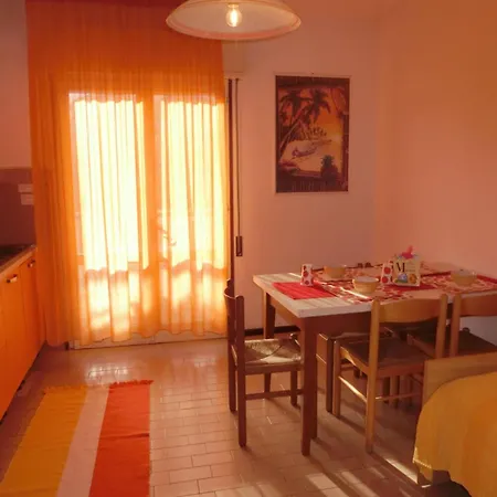 Appartamento Comfy One-bedroom With Balcony And Lift