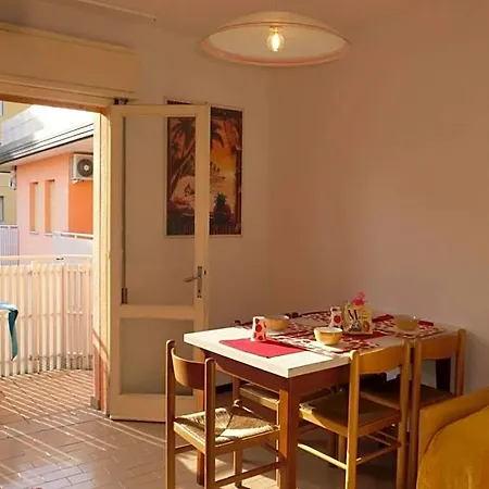 Comfy One-bedroom With Balcony And Lift Apartment *