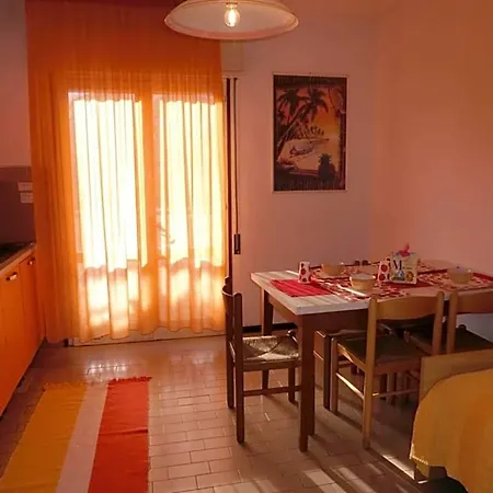 Apartment Comfy One-bedroom With Balcony And Lift *