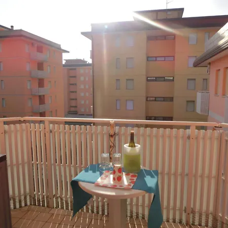 아파트 Comfy One-bedroom With Balcony And Lift *