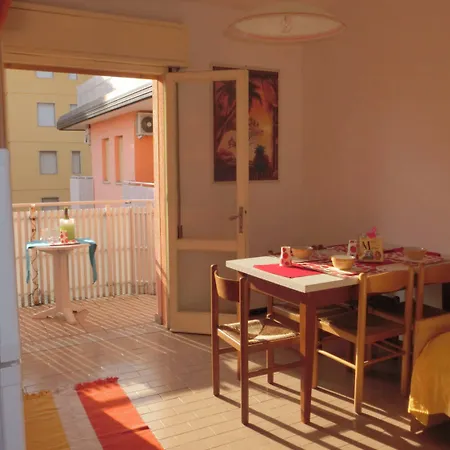 Comfy One-bedroom With Balcony And Lift 아파트 비비오네