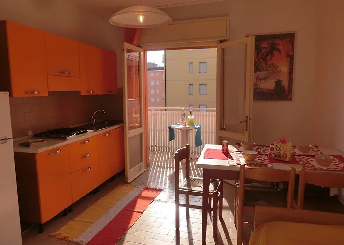 شقة Comfy One-bedroom With Balcony And Lift *