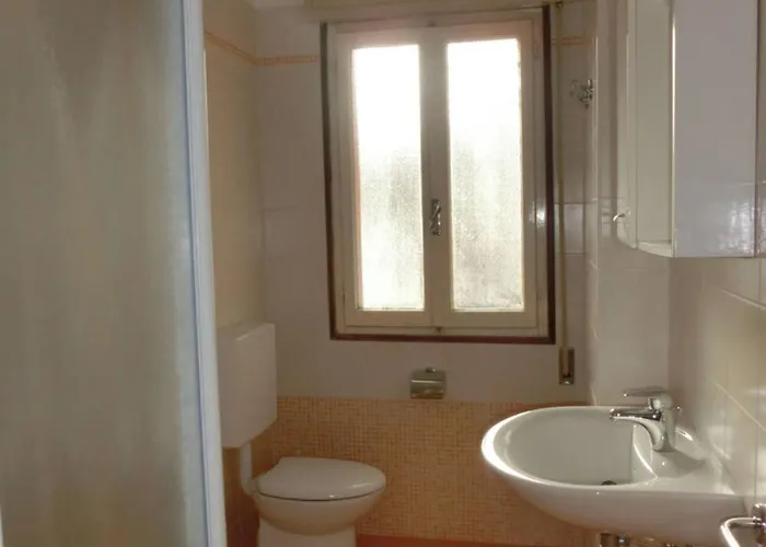 Comfy One-bedroom With Balcony And Lift شقة