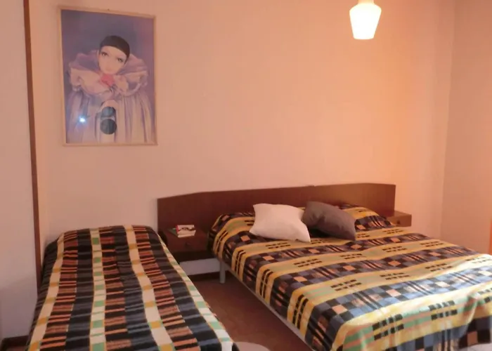 Comfy One-bedroom With Balcony And Lift شقة *