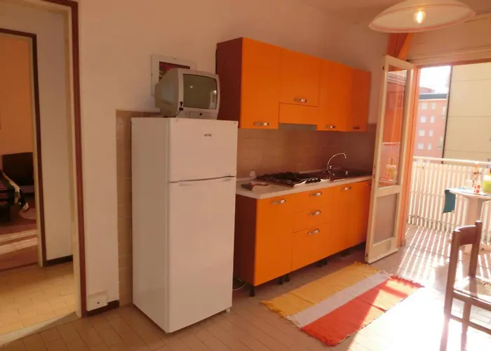 Comfy One-bedroom With Balcony And Lift Appartamento